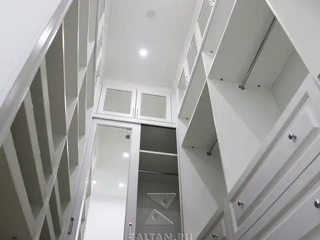 Высокая гардеробная с зеркальными антресолями