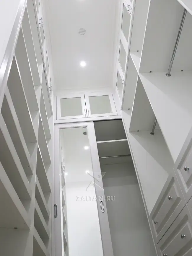 Зеркальная дверь-купе в гардеробной