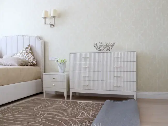 Комод и прикрованые тумбы с фрезеровкой