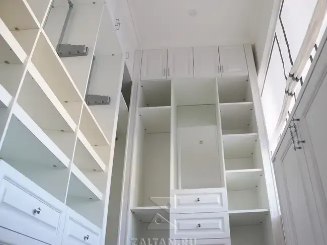 Большая белая гардеробная