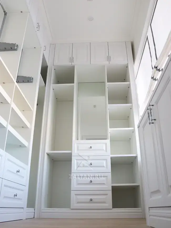 Гардеробные шкафы в загородном доме