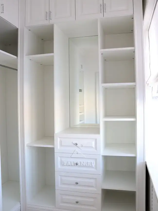 Гардеробный шкаф с зеркалом и комодом