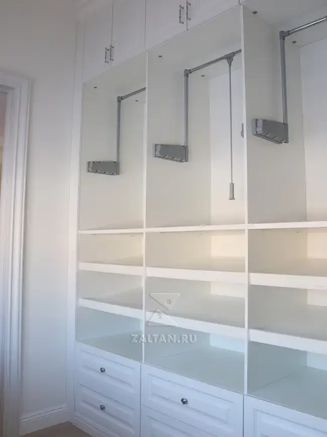 Пантогравы в высокой гардеробной