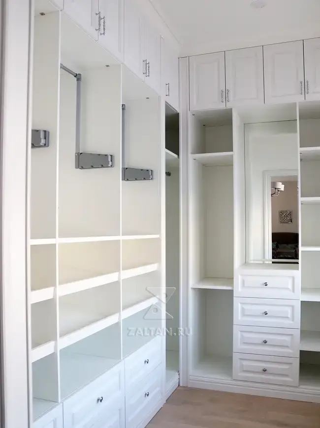 Угловая классическая  гардеробная