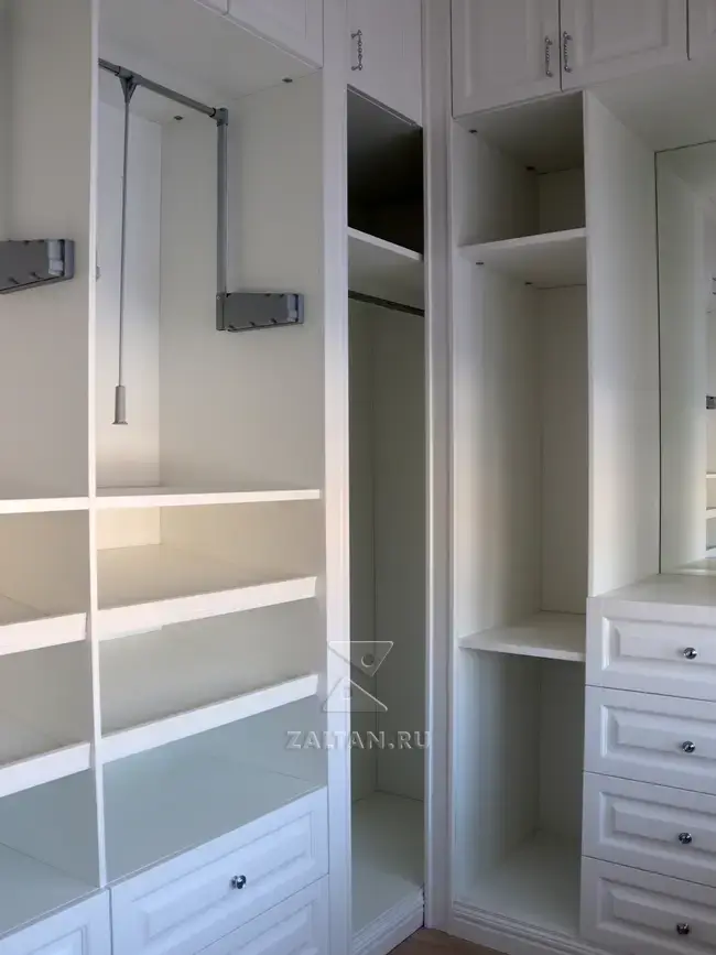 Угол гардеробной со штангой