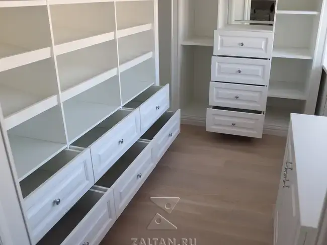 Выдвижные ящики в гардеробной