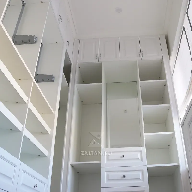 Большая белая гардеробная