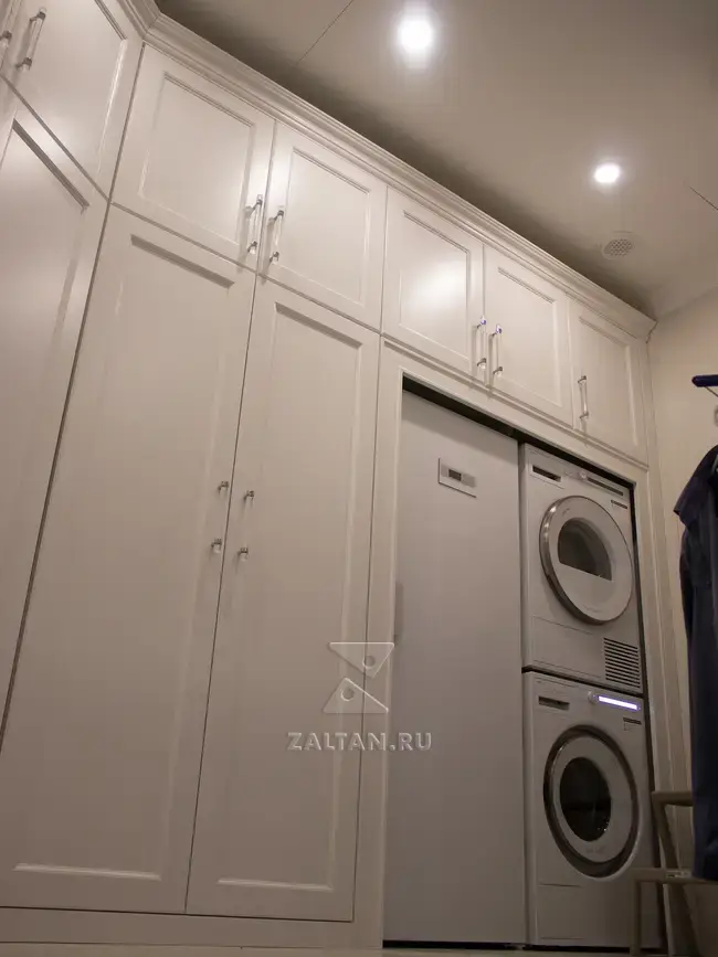 Белые шкафы в постирочной