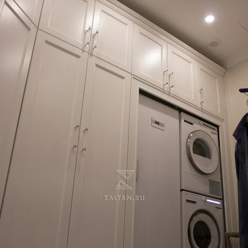 Белые шкафы в постирочной