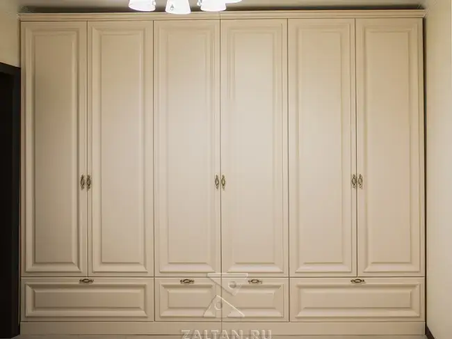 Корпусный шкаф в классическом стиле