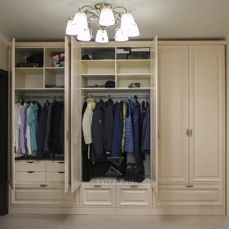 Классический шкаф в спальне