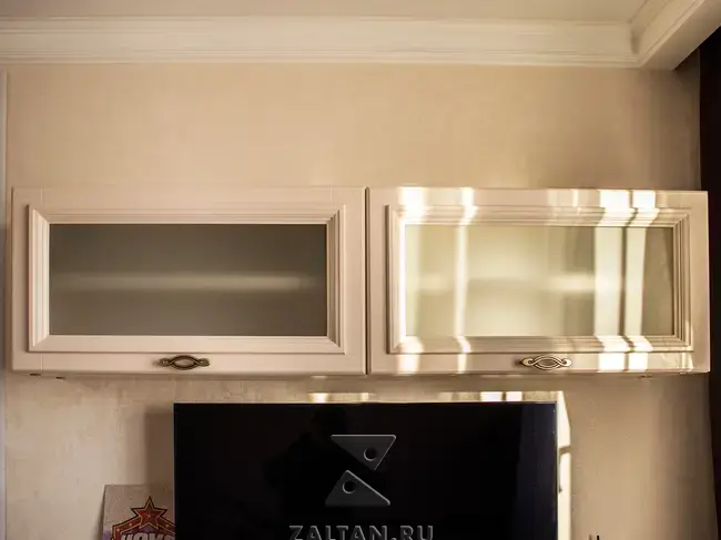 Подвесные шкафы над ТВ зоной