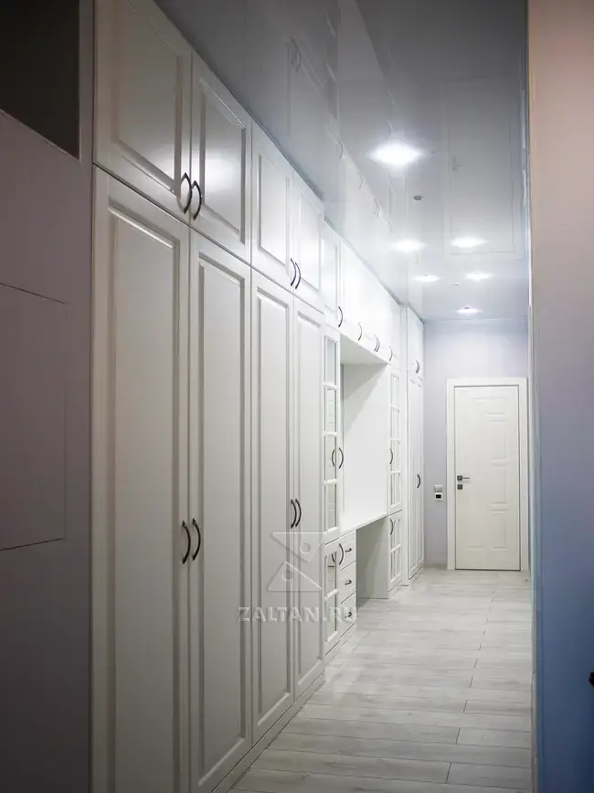 Большая прихожая в коридоре
