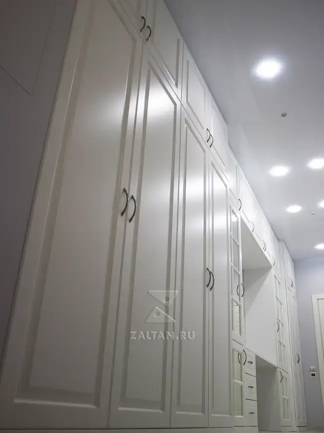 Классическая прихожая в коридоре