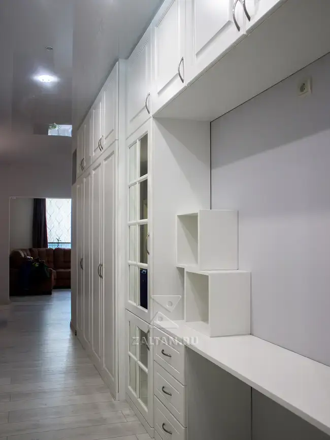 Шкаф в коридоре