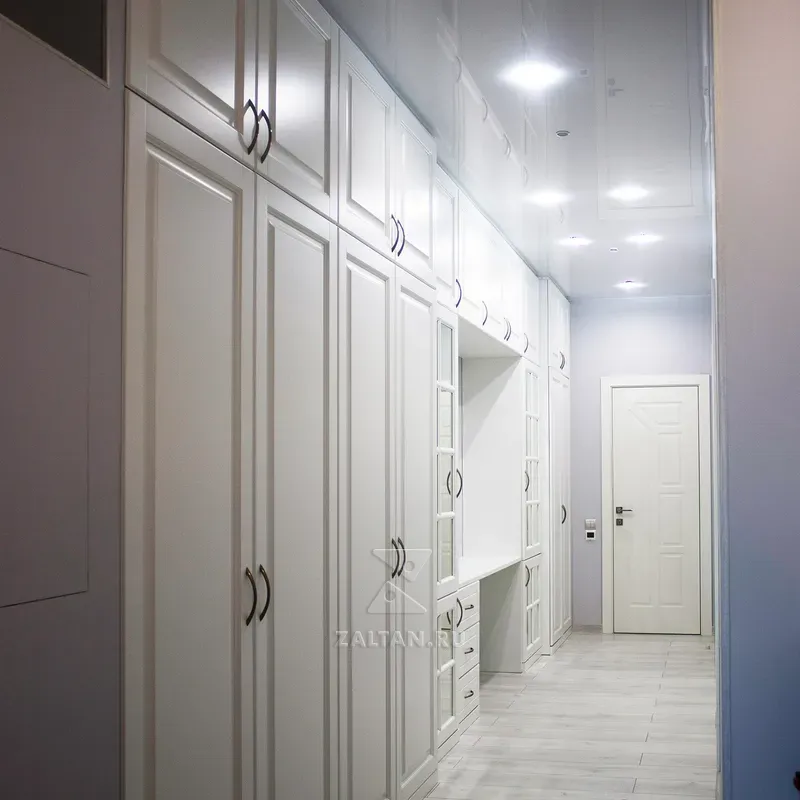 Большая прихожая в коридоре