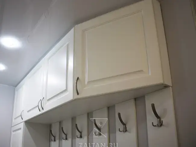 Антресольные шкафы в прихожей