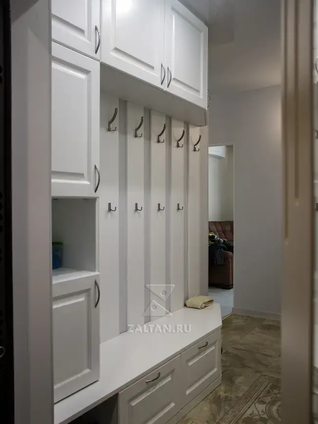 Белая прихожая с антресолью