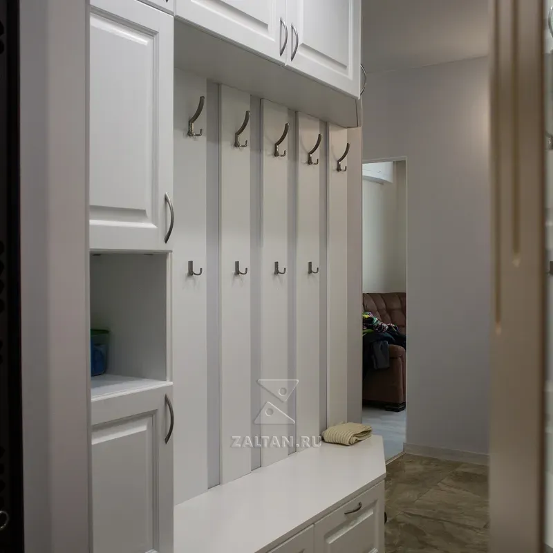 Белая прихожая с антресолью