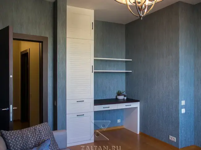 Шкаф с имитацией жалюзийных фасадов