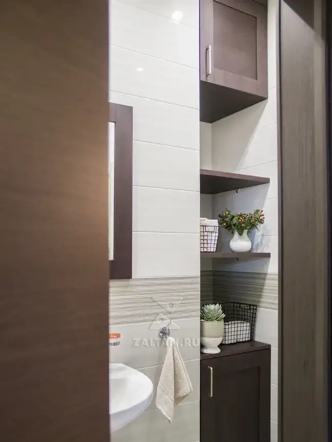 Шкафы с полками в ванной