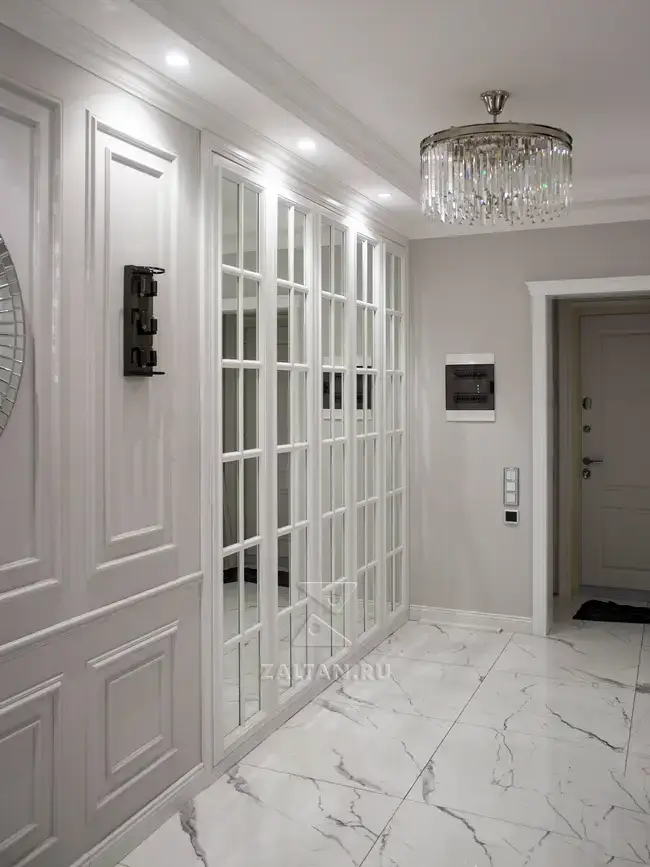 Белый зеркальный шкаф в прихожую