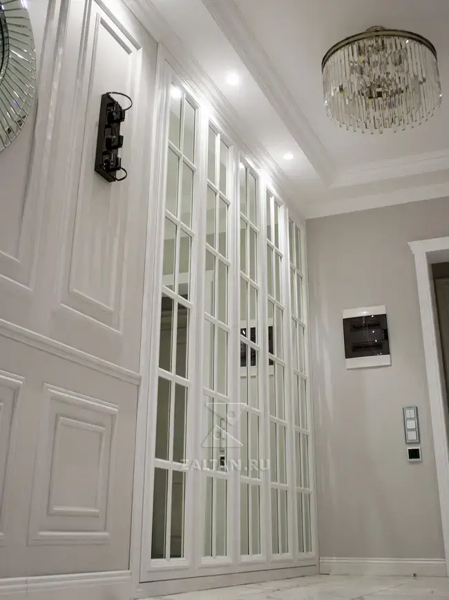 Шкаф в прихожую классика