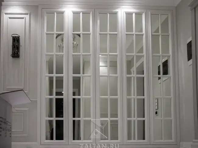 Шкаф в прихожую с декоративной раскладкой
