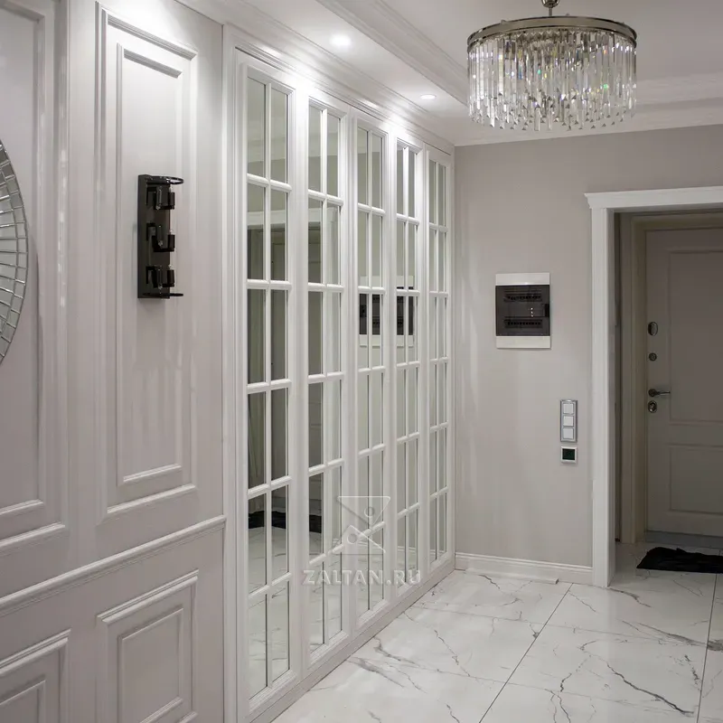 Белый зеркальный шкаф в прихожую