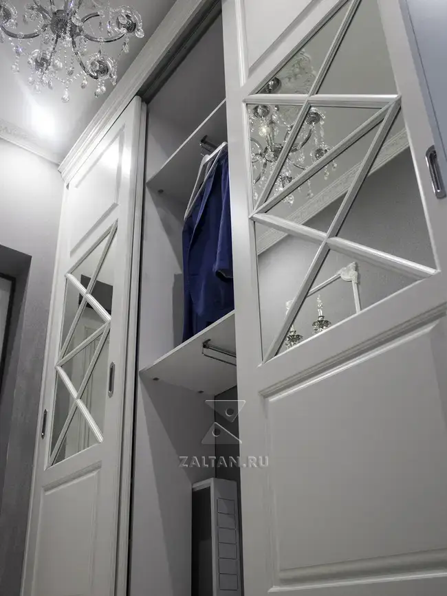 Выдвижные торцевые вешала в шкафу-купе