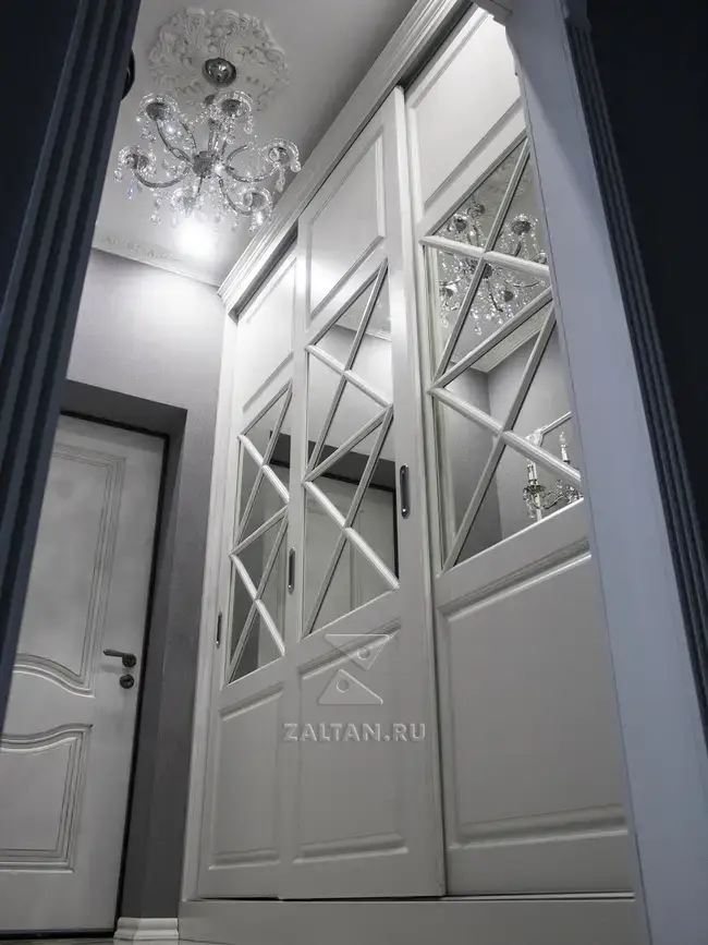 Зеркальный шкаф-купе в холле