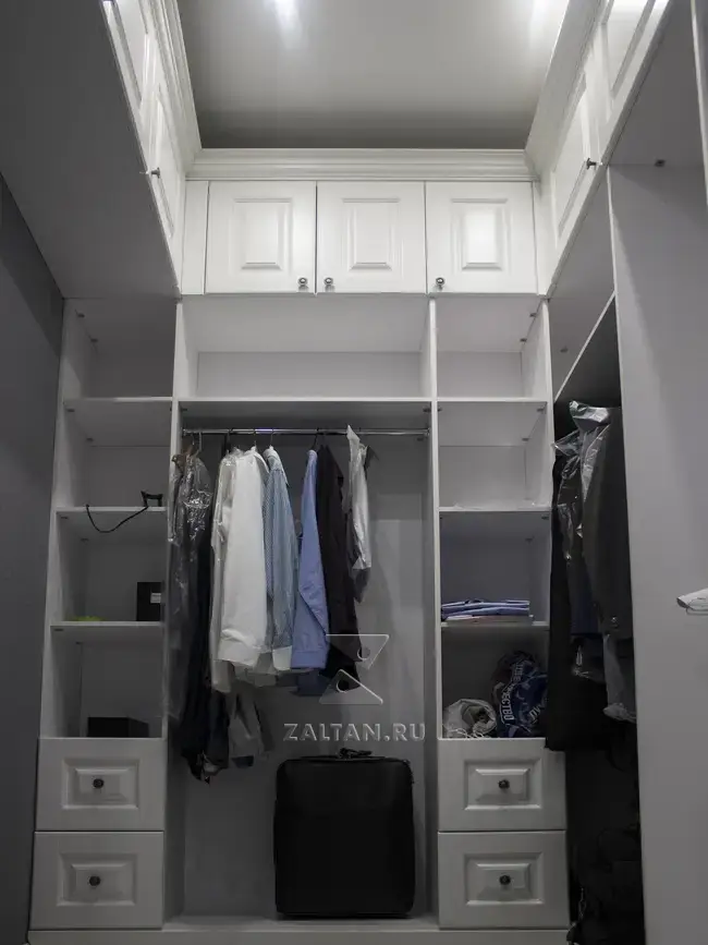 Белая классическая гардеробная