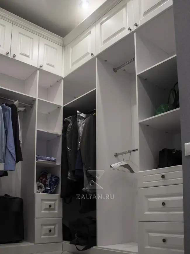Большая гардеробная комната