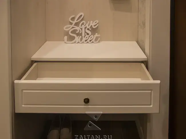 Подвесная тумба в прихожей