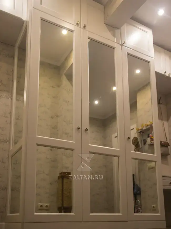 Зеркальная на фасадах шкафа