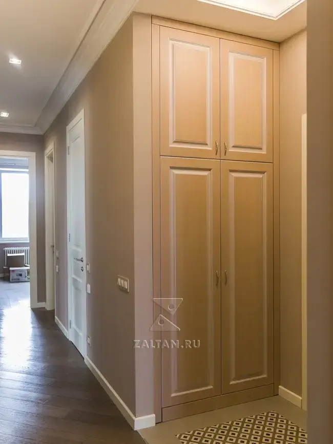 Встроенный двухдверный шкаф