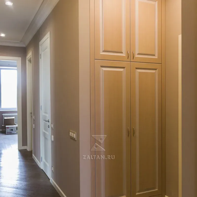 Встроенный двухдверный шкаф