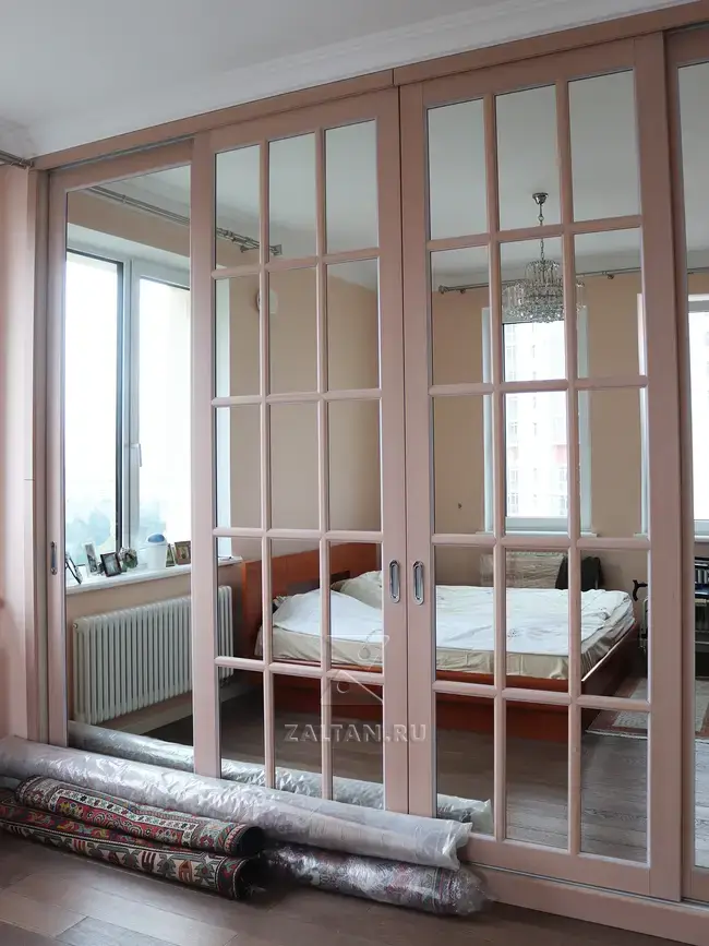 Шкафы в спальне с раздвижными дверьми