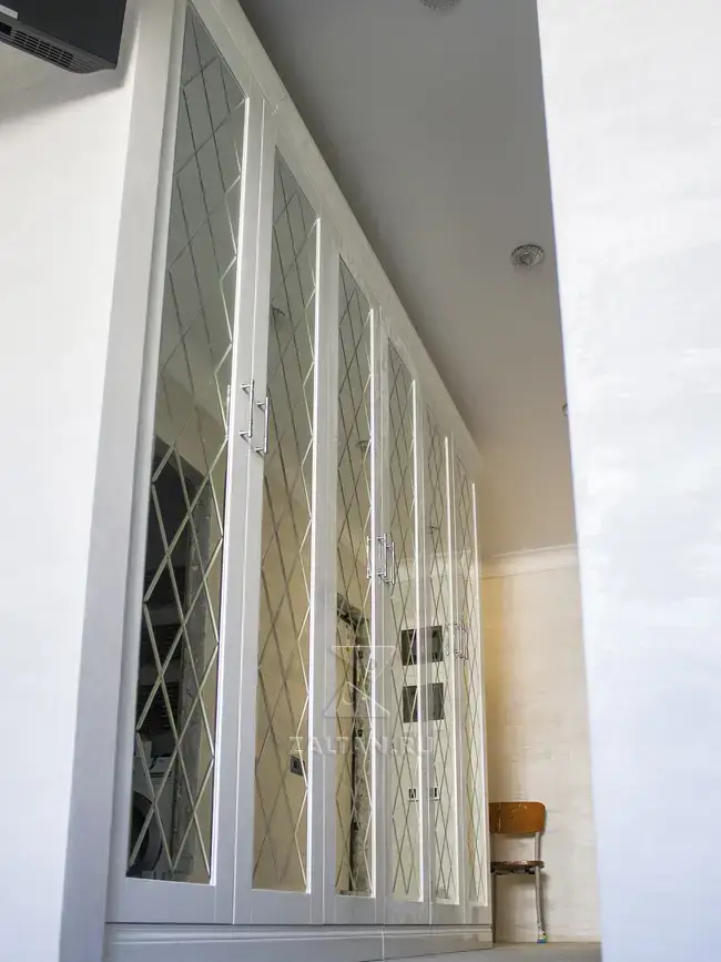 Белый глянцевый шкаф