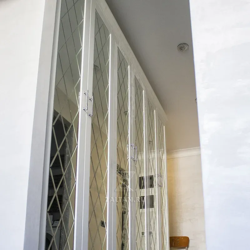 Белый глянцевый шкаф