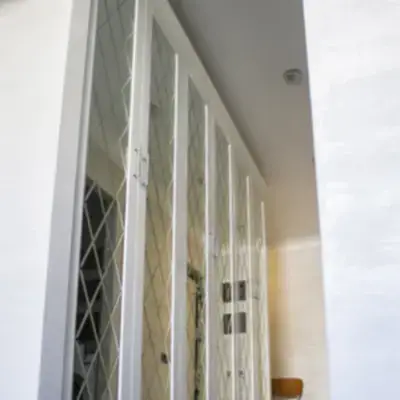 Зеркальный глянцевый шкаф в коридор