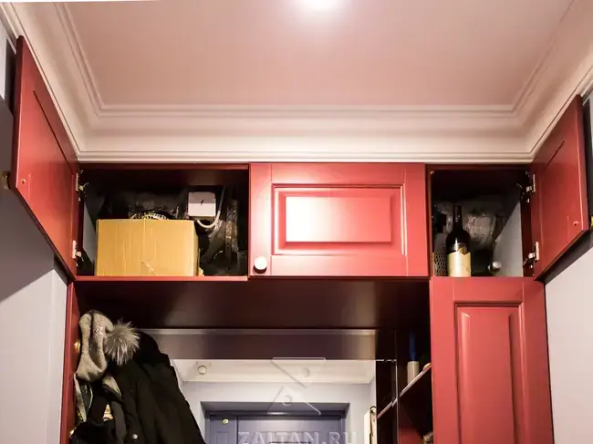 Антресольный ряд в прихожей
