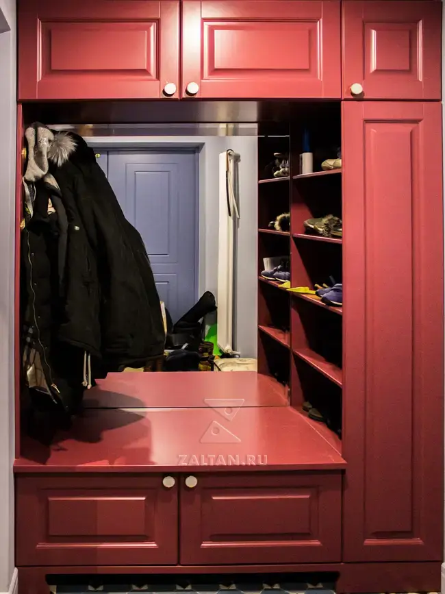 Красная прихожая в коридоре