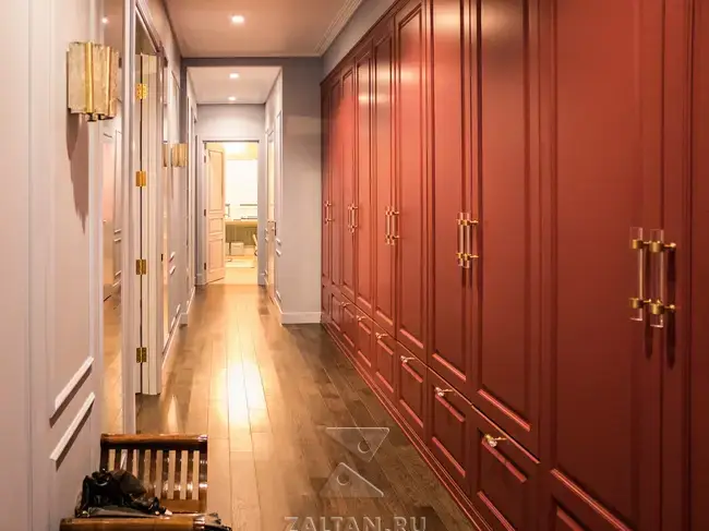 Большой красный шкаф в коридоре
