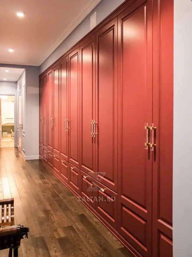 Классический распашной шкаф