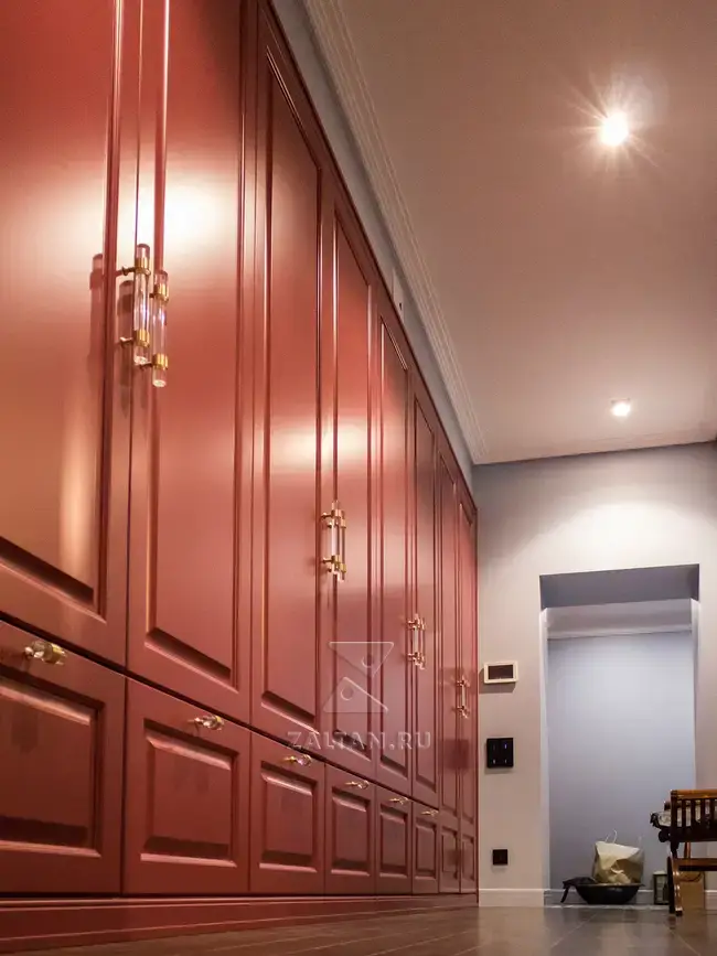 Красный встроенный шкаф
