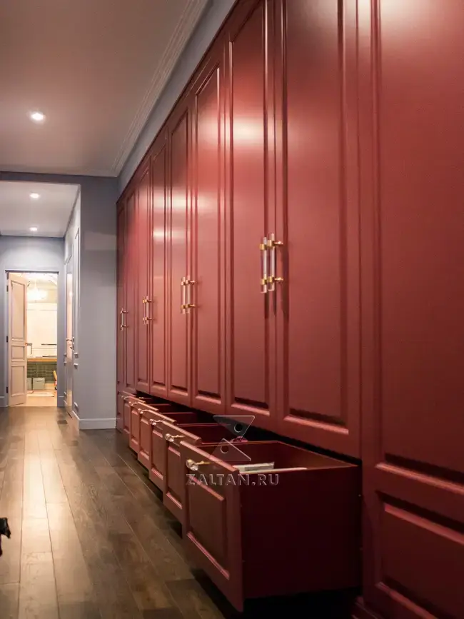 Вместительный гардеробный шкаф