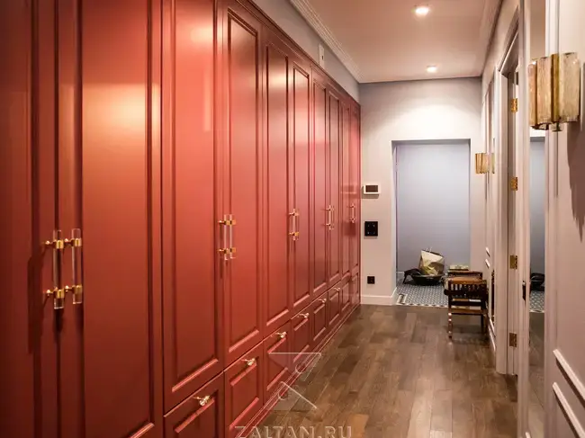 Встроенный распашной шкаф