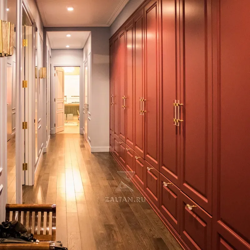 Большой красный шкаф в коридоре
