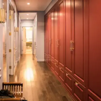 Большой красный шкаф в коридор